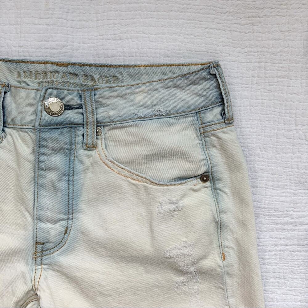 American Eagle White Distressed Tomgirl Acid Wash Raw Hem Shorts Size 2 - Picture 3 of 7